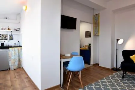 Travel And Discover @ Smart Near Metro * Boekarest